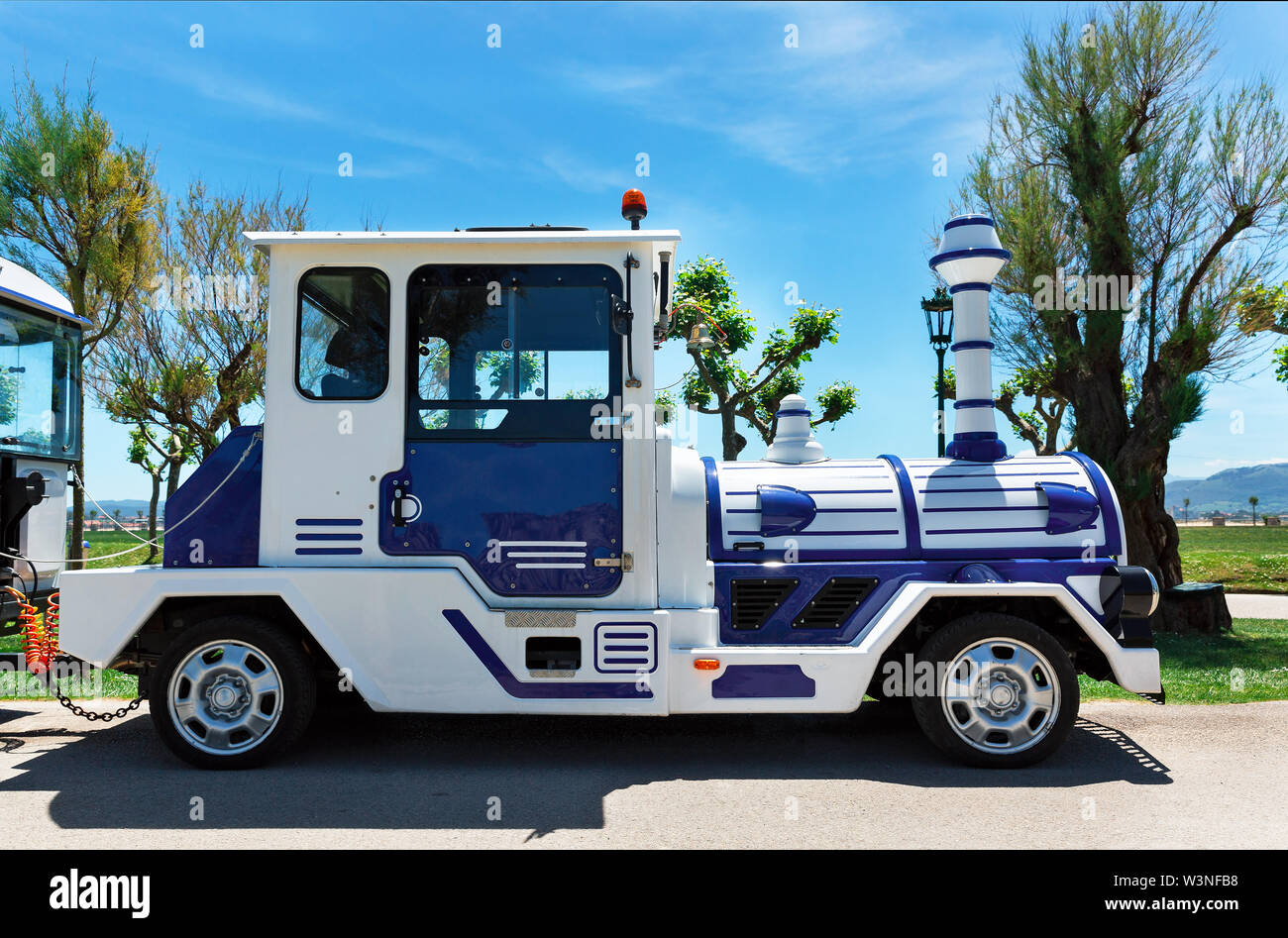 Schöne Sehenswürdigkeiten Lokomotive mit Waggons Stockfoto