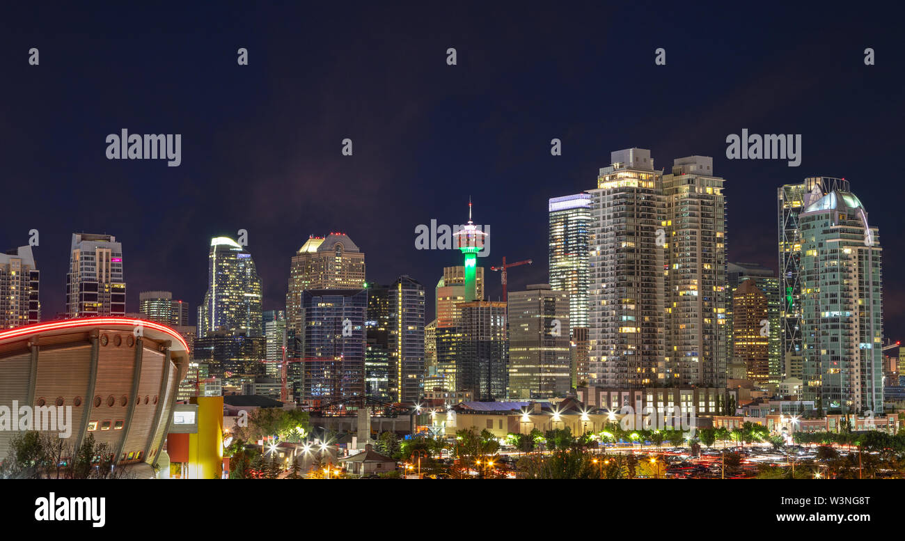 Calgary Städtischen Skyline bei Nacht zeigen Downtown Calgary Tower mit umliegenden Wohn- und Bürogebäuden. Stockfoto
