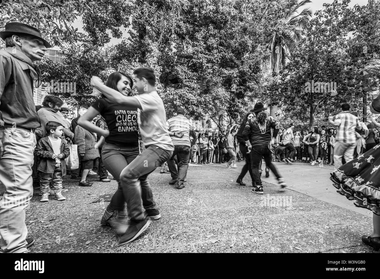 Tänzerinnen und Tänzer der typische 'Cueca" in Santiago de Chile, ist der traditionelle Tanz in Chile und an jedem 18. September wegen der nationalen Feiertage Stockfoto