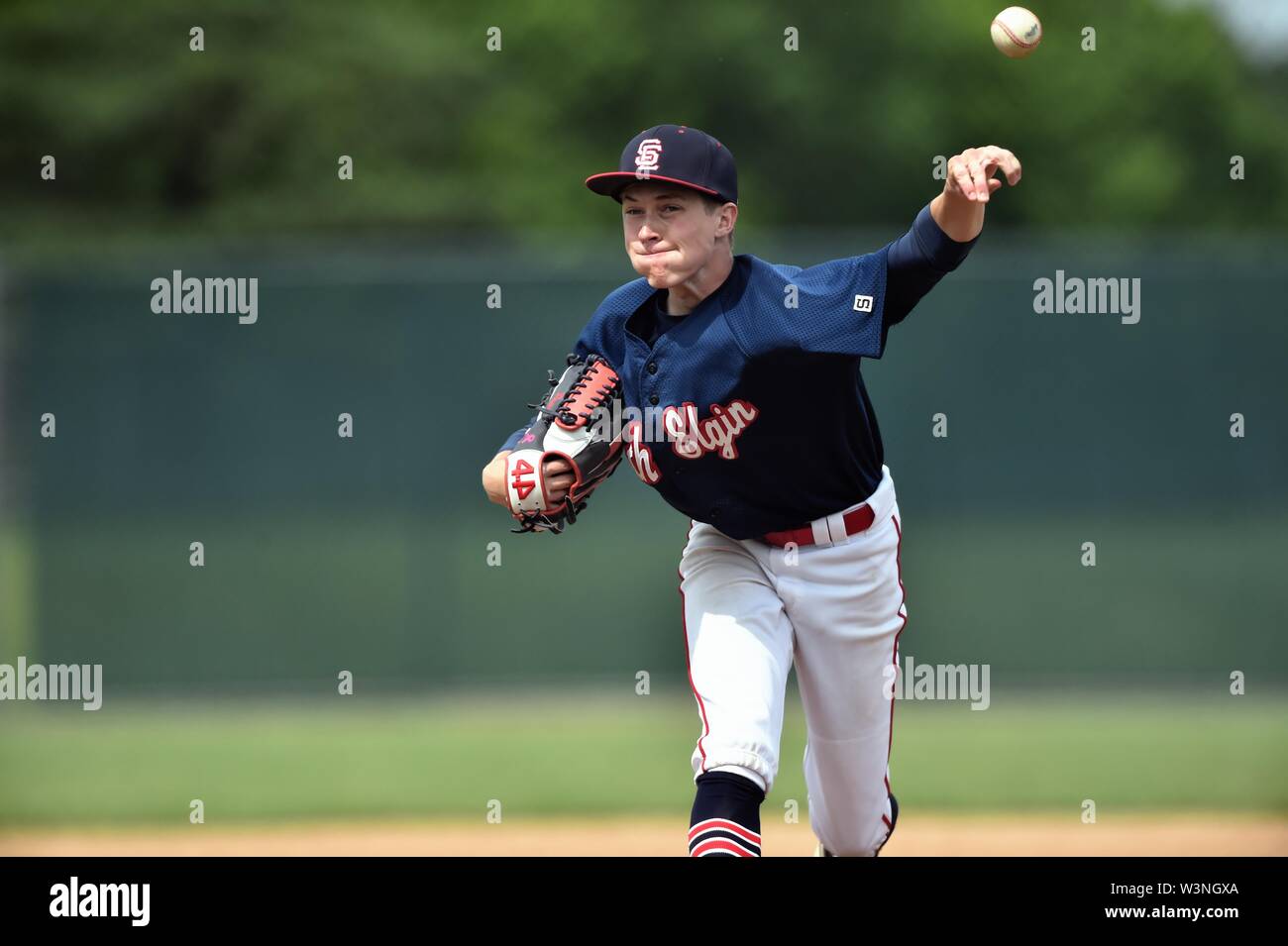 Krug lösen der Kugel während der Tonhöhe zu einem wartenden hitter. USA. Stockfoto