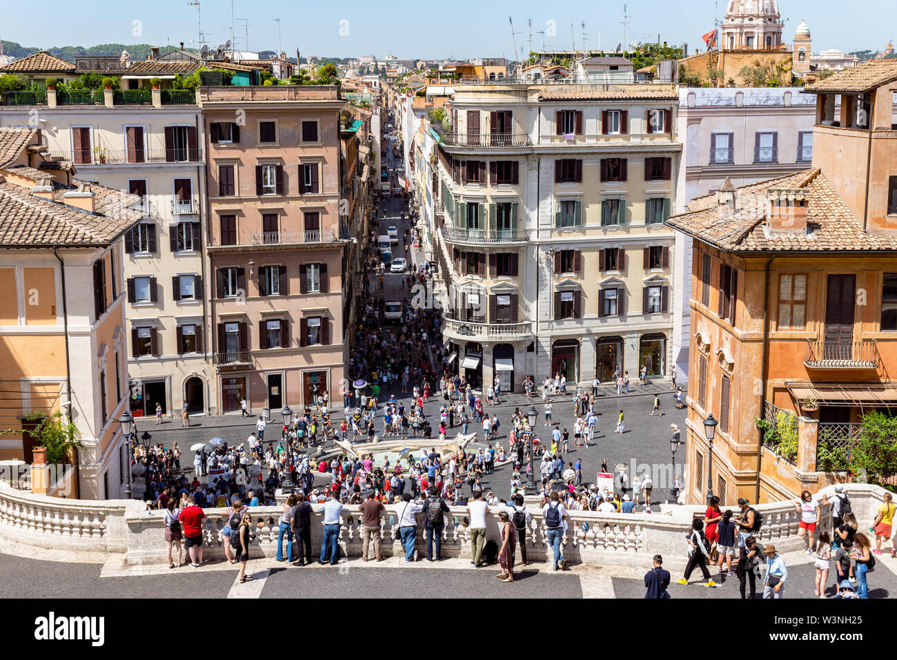 Masse an der Spanischen Treppe und der Piazza di Spagna - Rom, Italien Stockfoto