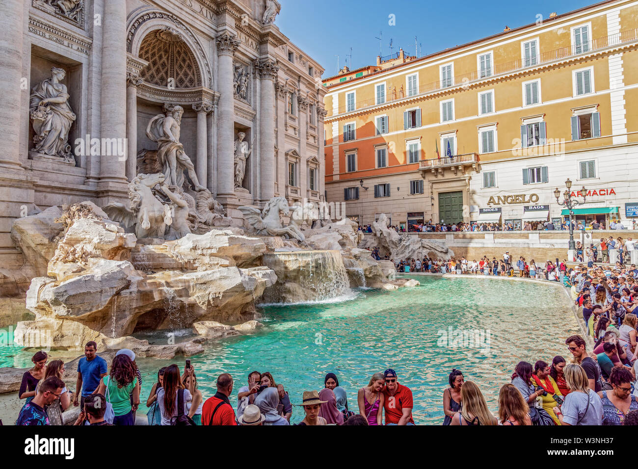 Vor der Trevi Brunnen - Rom, Italien Menge Stockfoto