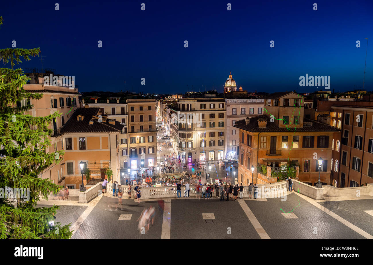 Die Spanische Treppe und die Piazza di Spagna in der Dämmerung - Rom, Italien Stockfoto