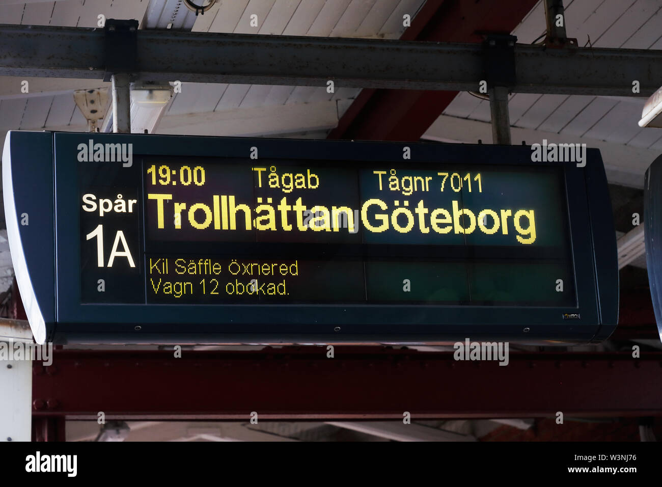 Karlstad, Schweden - 13. Juli 2019: Plattform Abflug mit Abfahrtszeit für Personenzug betrieben von Tagab mit Reiseziele Trol Stockfoto