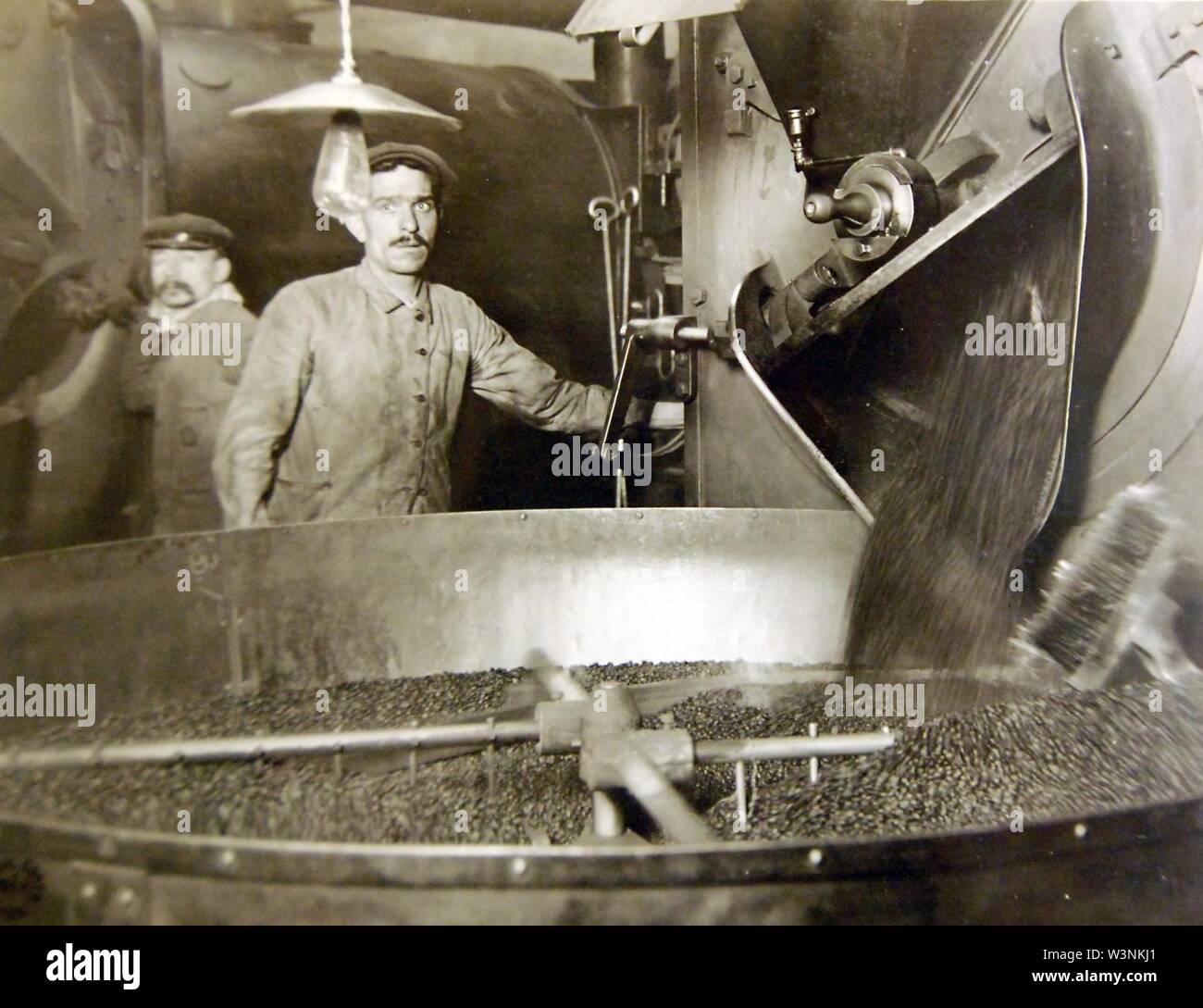 Kaffee von Fallen, die röstmaschine in einem kühleren, Essonnes, Frankreich, 1918 (32147807935). Stockfoto