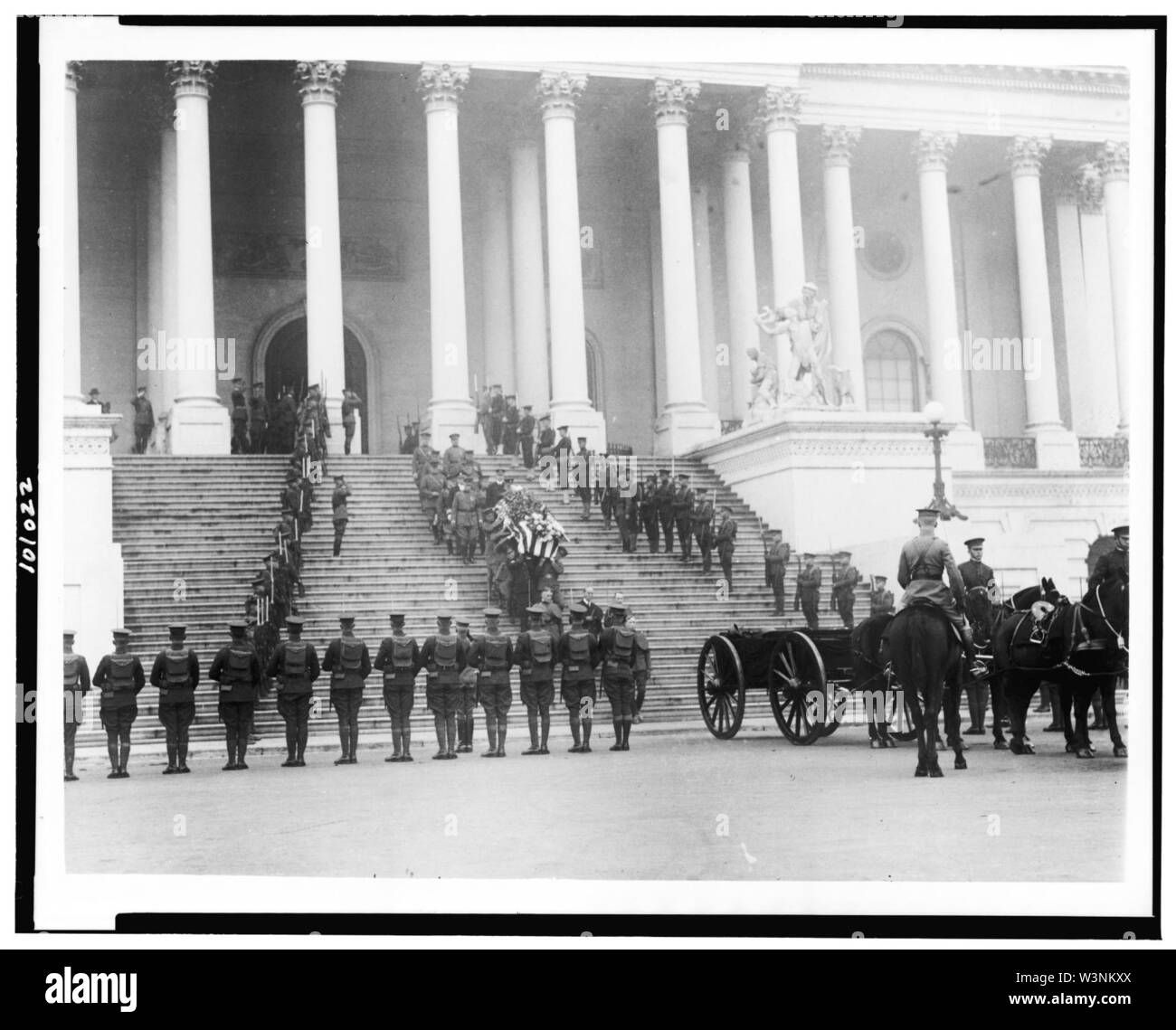 Sarg der Unbekannte Soldat nach unten gebracht werden Schritte der U.S. Capitol, wo Pferd-Wagen gezogen erwartet; militärische personnal stand auf der Aufmerksamkeit) - Nationale Foto Co., Washington, D.C Stockfoto