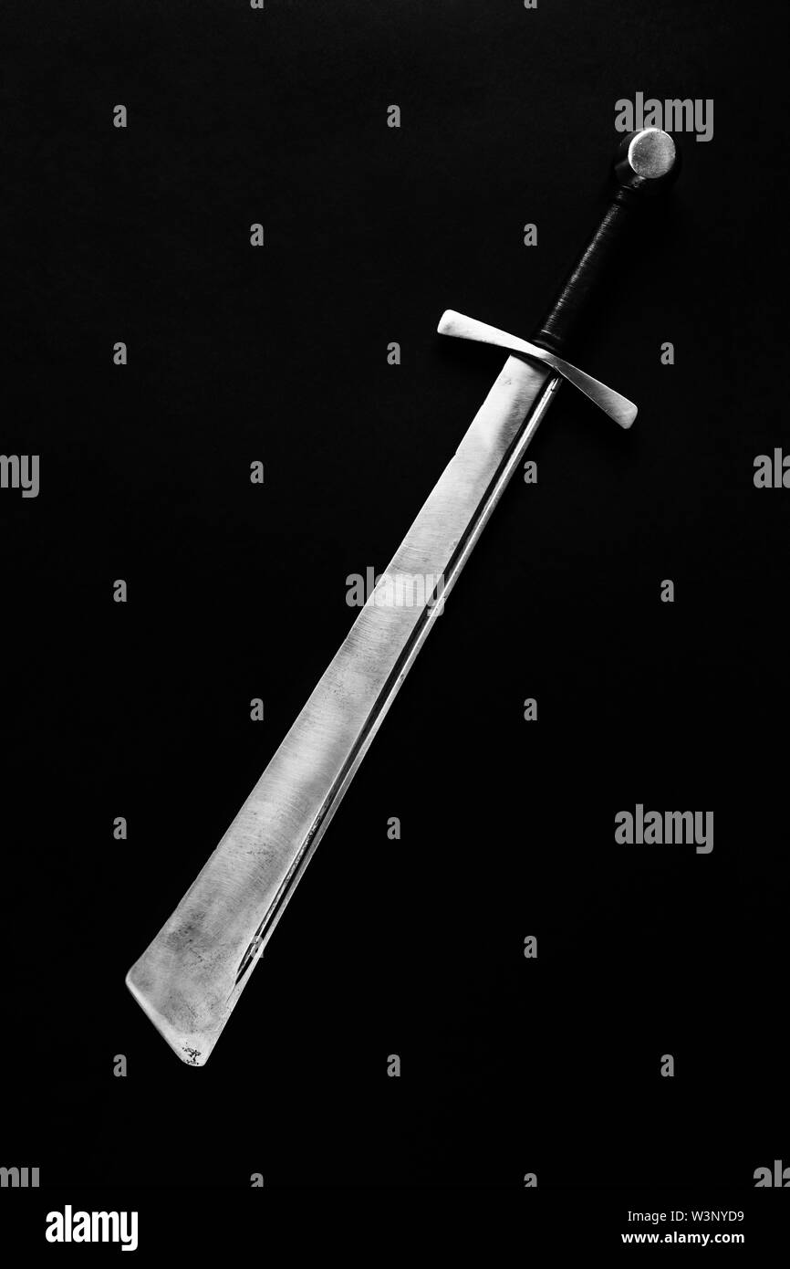 Historischen mittelalterlichen Schlacht Dinge. Armor Falchion mit Ledergriff. Stockfoto