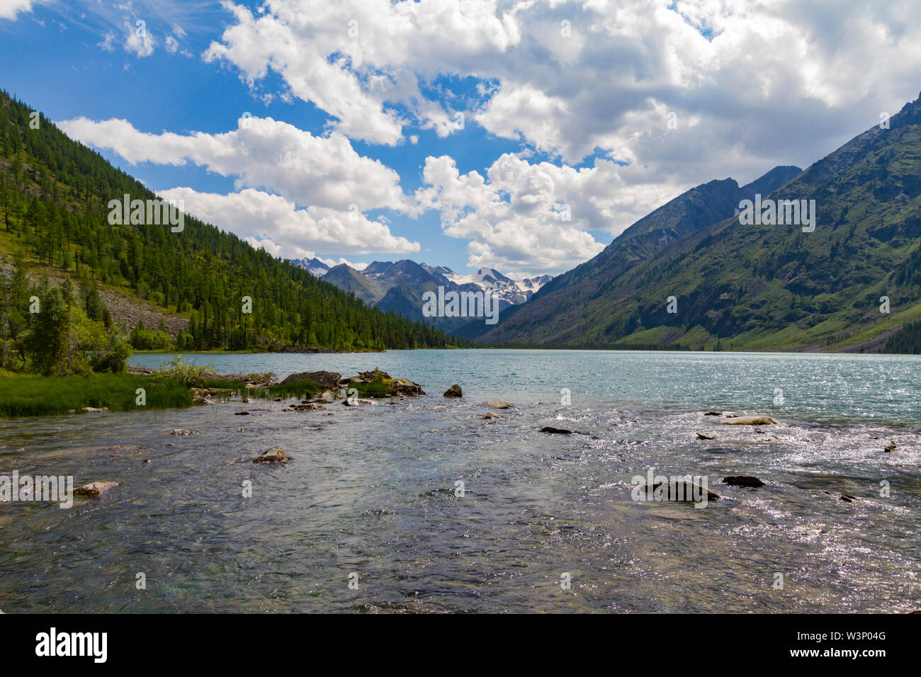 Multinsky averadge See in Altai Gebirge. Malerische Landschaft mit transparentem Wasser und Schnee Tops. Sommer. Stockfoto