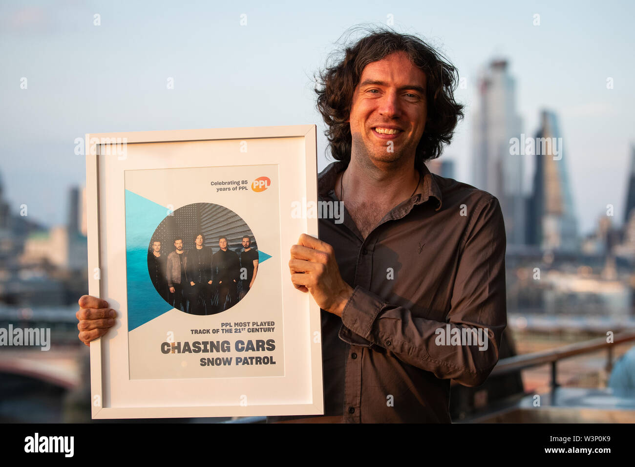 Frontmann von Snow Patrol Gary Lightbody erhält den Preis für die meisten gespielten Song des 21. Jahrhunderts nach music Licensing Company PPL für Aufzeichnung seiner Band, Chasing Cars, bei der Oxo Tower, London. Stockfoto