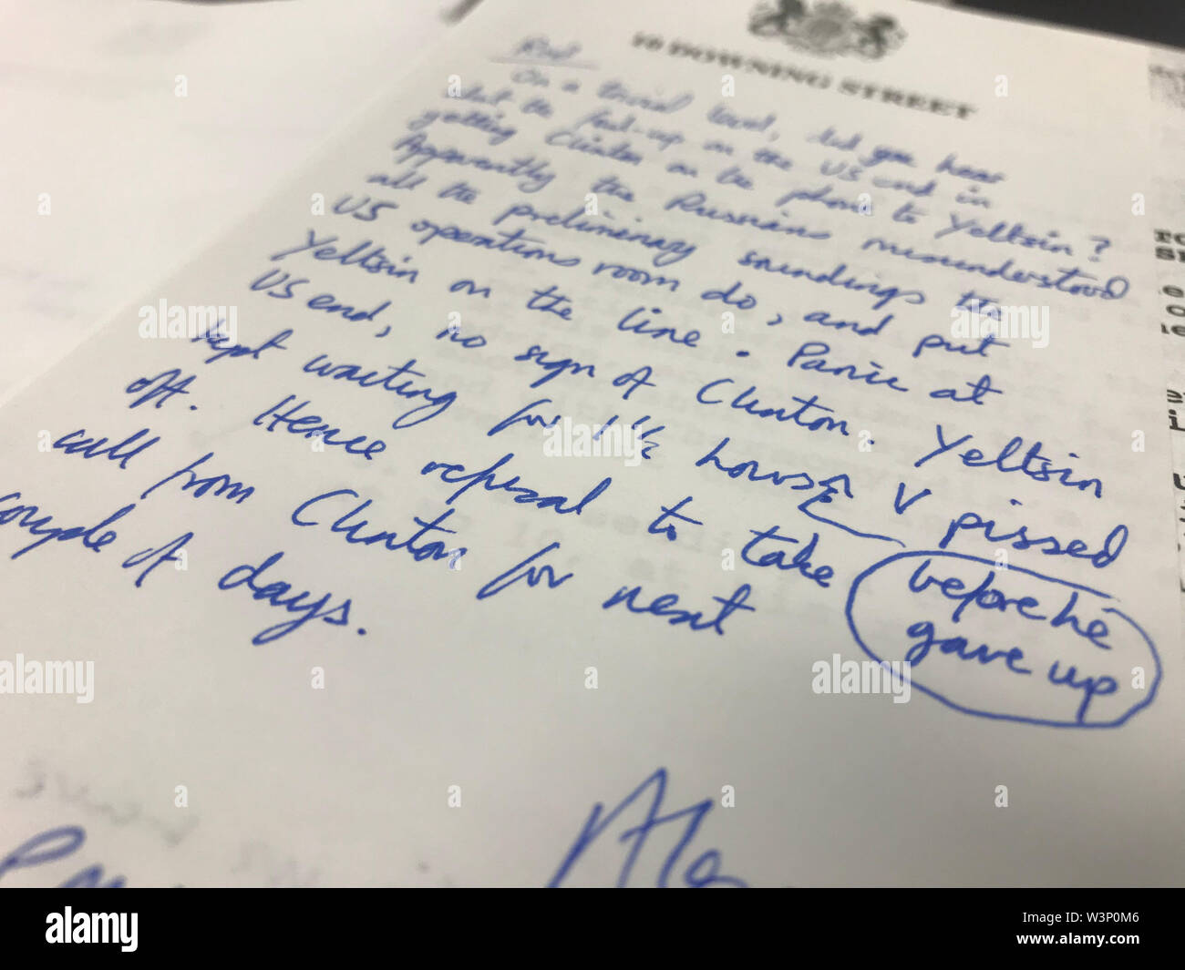 Auf 0001 Donnerstag, 18. Juli eine handschriftliche Notiz auf der Downing Street Papier, an den nationalen Archiven gesehen, dass zeigt, dass Boris Jelzin zu halten war für 90 Minuten zu Bill Clinton im Jahr 1994 unter Verschluss gehalten. Stockfoto