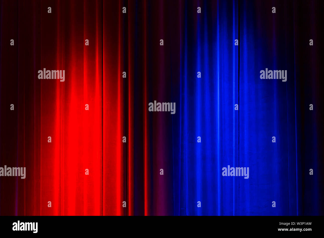 Vorderansicht eines geschlossenen Vintage Style velvet Theater Vorhang durch eine rote und eine blaue Scheinwerfer beleuchtet Stockfoto
