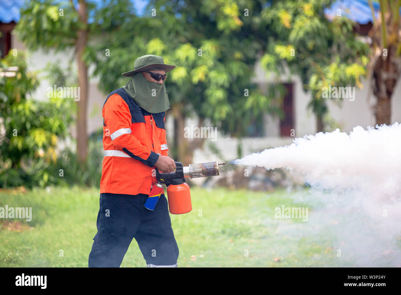 Arbeitnehmer beschlagen Wohngebiet mit Insektiziden aedes Mücke töten Stockfoto