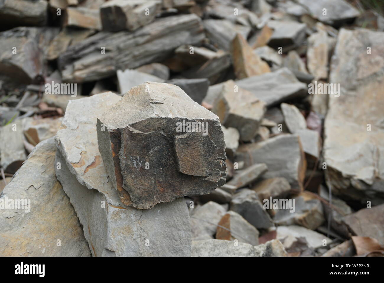 Stapel der Felsen mit einem Rock im Fokus Stockfoto