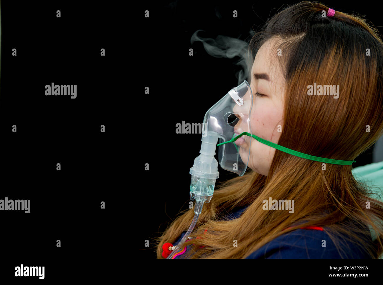 Frau hält Maske Inhalator Behandlung von Asthma. Atmen durch ein Dampfbad Vernebler Stockfoto