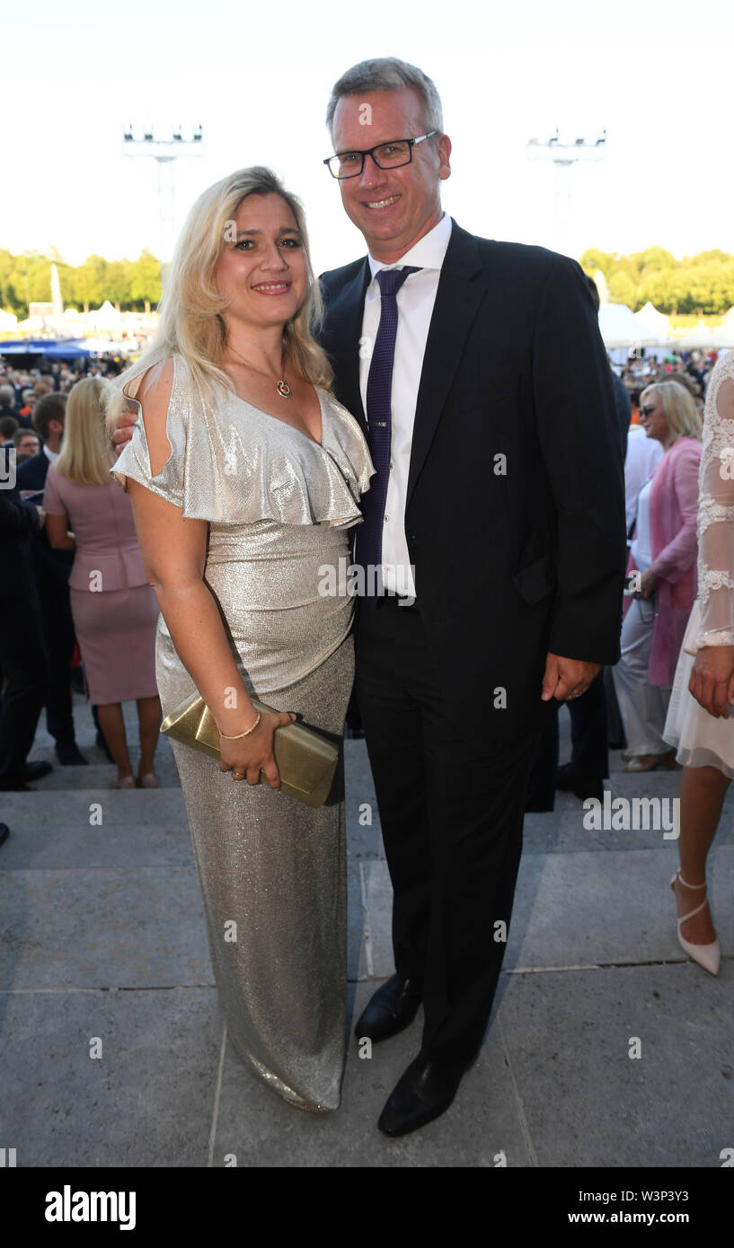 16 Juli 2019, Bayern, Oberschleißheim: Melanie Huml (CSU), Gesundheitsminister von Bayern, und ihr Mann Markus stehen auf der Terrasse von Schloss Schleißheim beim Sommerempfang des Bayerischen Landtags. Über 3000 Gäste aus allen sozialen Klassen sind eingeladen. Foto: Felix Hörhager/dpa Stockfoto