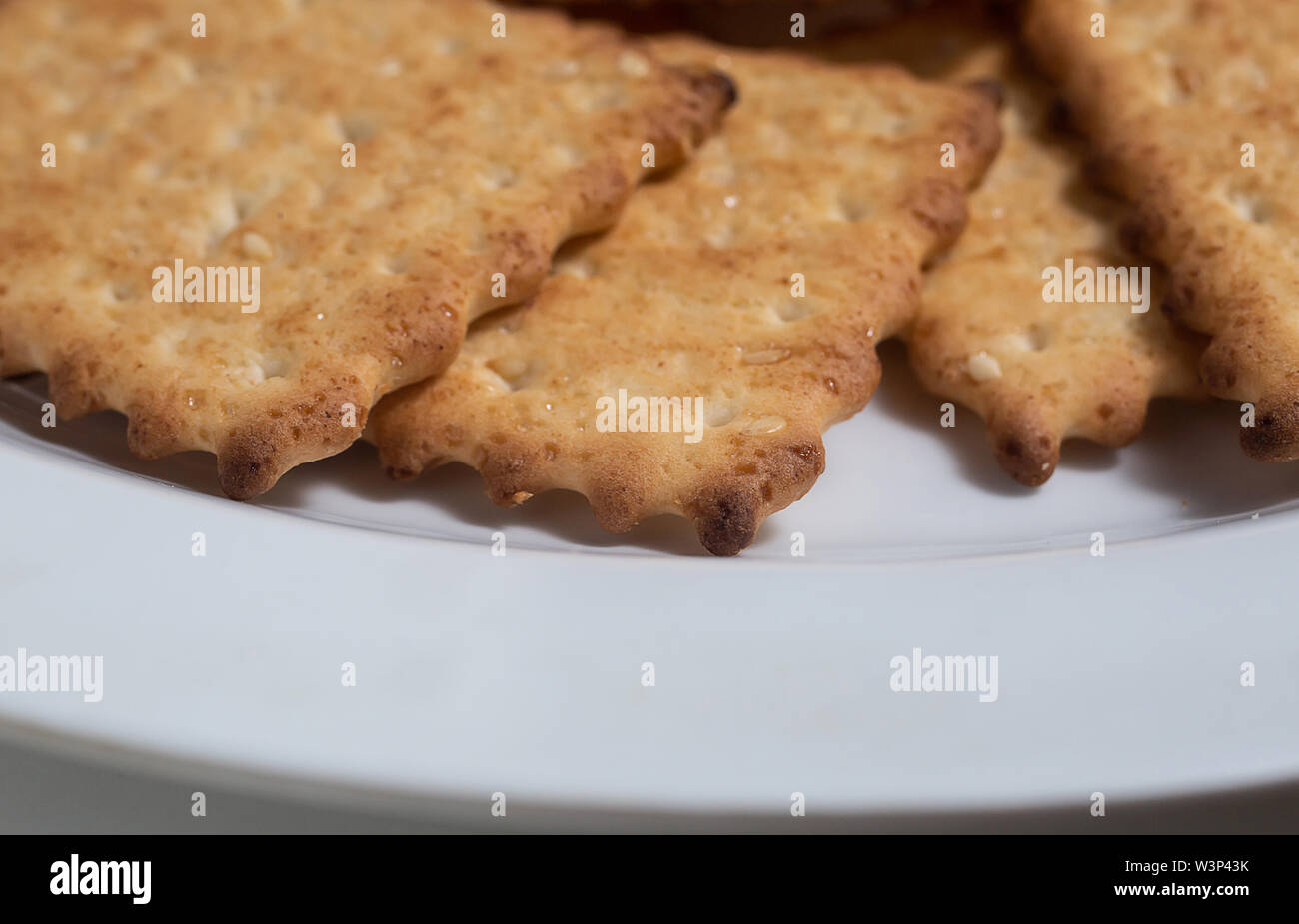 Makro Foto von Braun diätetische Kalorienarme knusprigen Cerealien Cracker mit Sesam dressing Close-up auf weißem Hintergrund Stockfoto