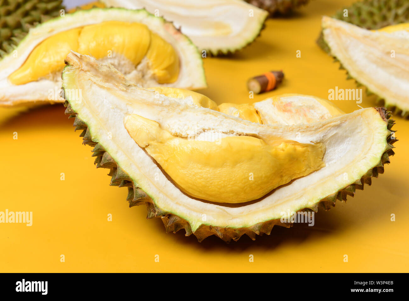 Musang König Durian mit gelben backgroiund Stockfoto