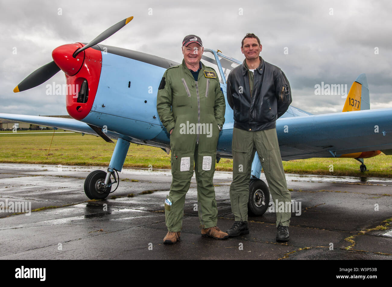 Piloten John Beattie und Chris Gotke mit de Havilland Canada DHC-1 Chipmunk am Abingdon Airshow. Royal Navy Piloten anzeigen Stockfoto