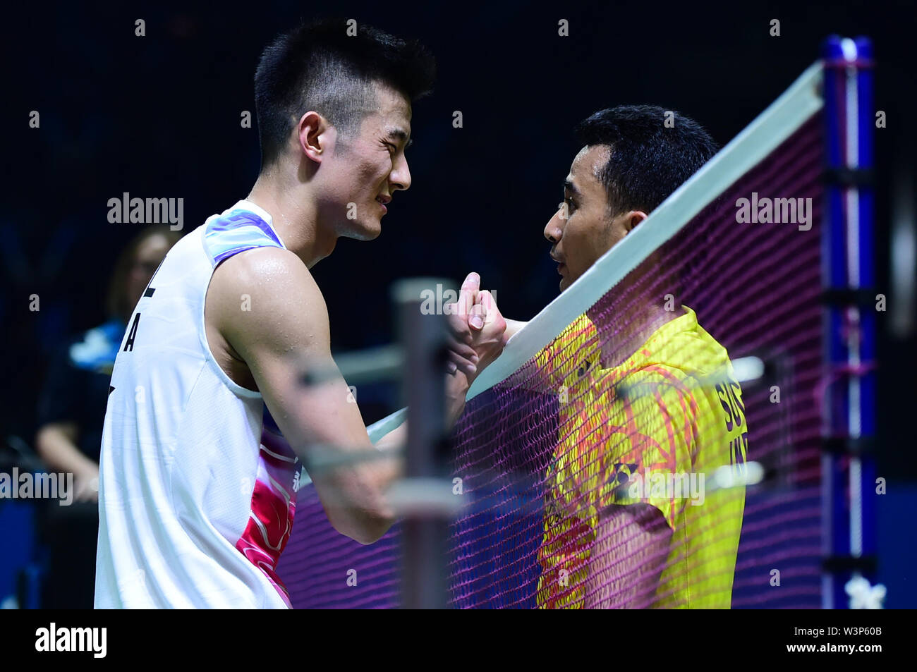 Jakarta. 17. Juli, 2019. Chen Lange (L) von China und Tommy Sugiarto von Indonesien Hände schütteln Nach den Herren singles erste Runde am geöffneten Indonesien 2019 in Jakarta, Indonesien am 17. Juli 2019. Chen Lange gewann das Spiel 2-1. Credit: Du Yu/Xinhua/Alamy leben Nachrichten Stockfoto