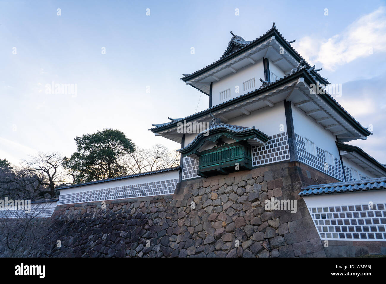 Kanazawa, Japan - 14. Februar 2019: Sonnenuntergang am Kanazawa Castle in Kanazawa, Präfektur Ishikawa, Japan. Stockfoto