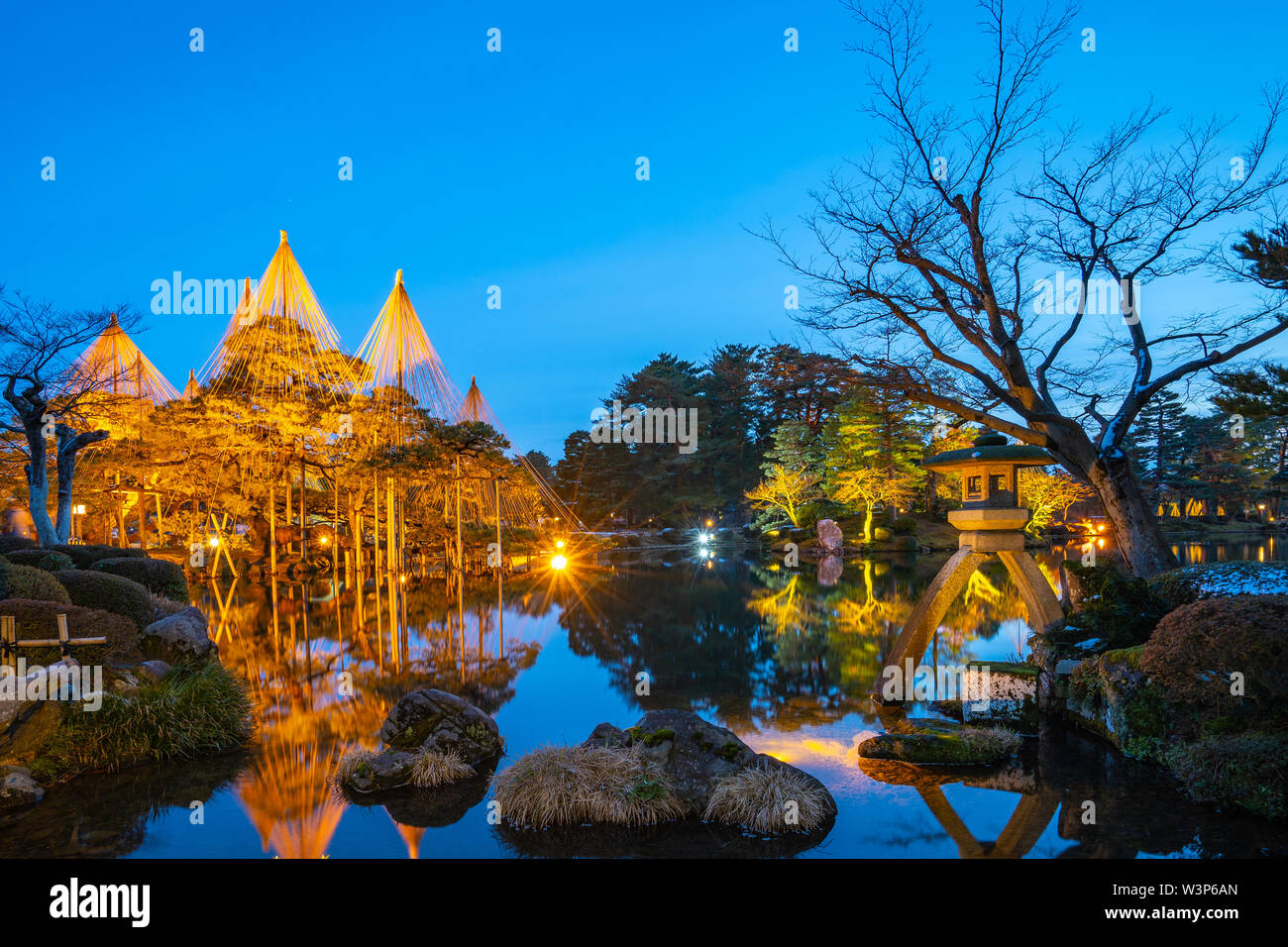 Kanazawa, Japan - 14. Februar 2019: Licht im Garten Kenrokuen in der Nacht in Kanazawa, Japan. Stockfoto
