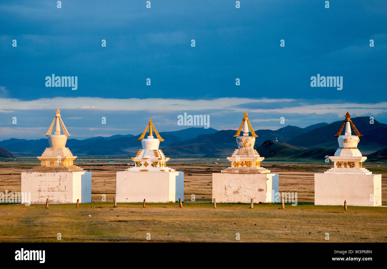 Reihe der Chörten (Stupas) außerhalb Amarbayasgalant Khiid (buddhistische Kloster), Orkhon Tal, nördliche Mongolei Stockfoto