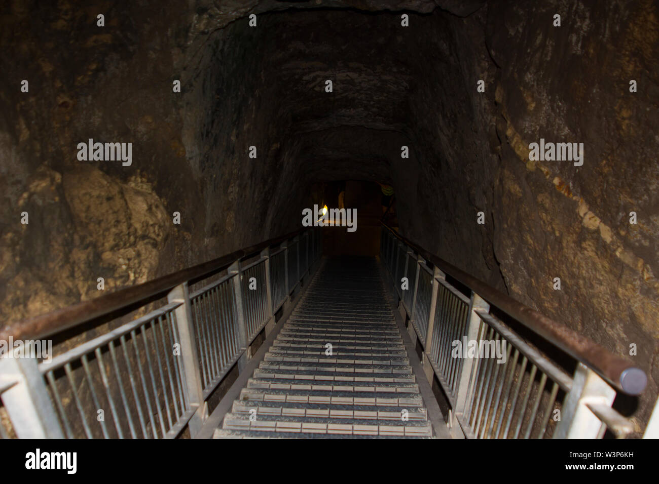 Stahltreppe hinunter in den alten unterirdischen Tunnel bei der ausgegrabenen Stadt Tel Meggido Israel. Dieses Hotel ist nichts anderes als Armageddon bekannt Stockfoto