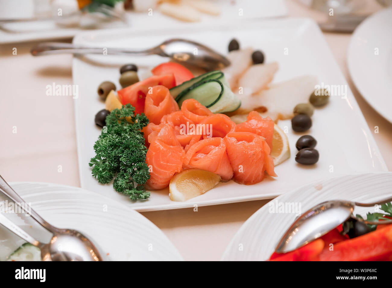 Am Bankett gibt es ein Schild mit rotem Fisch, Oliven- und Oliven, mit Grün dekoriert Stockfoto