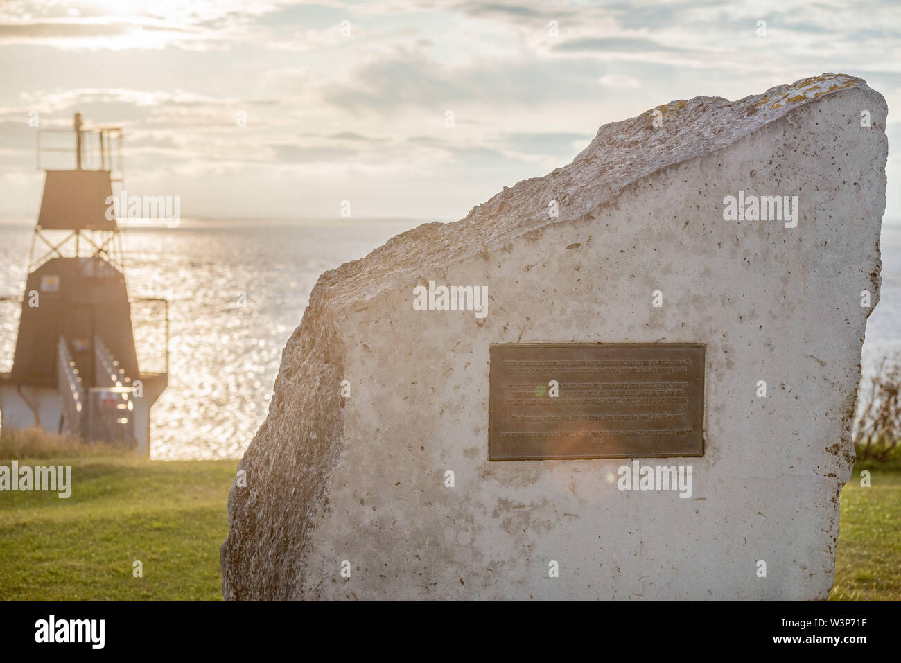 Portishead, North Somerset, Vereinigtes Königreich. 11. Juli 2019. Die Seeleute Memorial mit dem Leuchtturm im Hintergrund in Battery Point, Portishead. Stockfoto