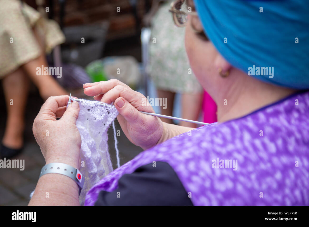 Frau gekleidet in alte Kleidung stricken Stockfoto