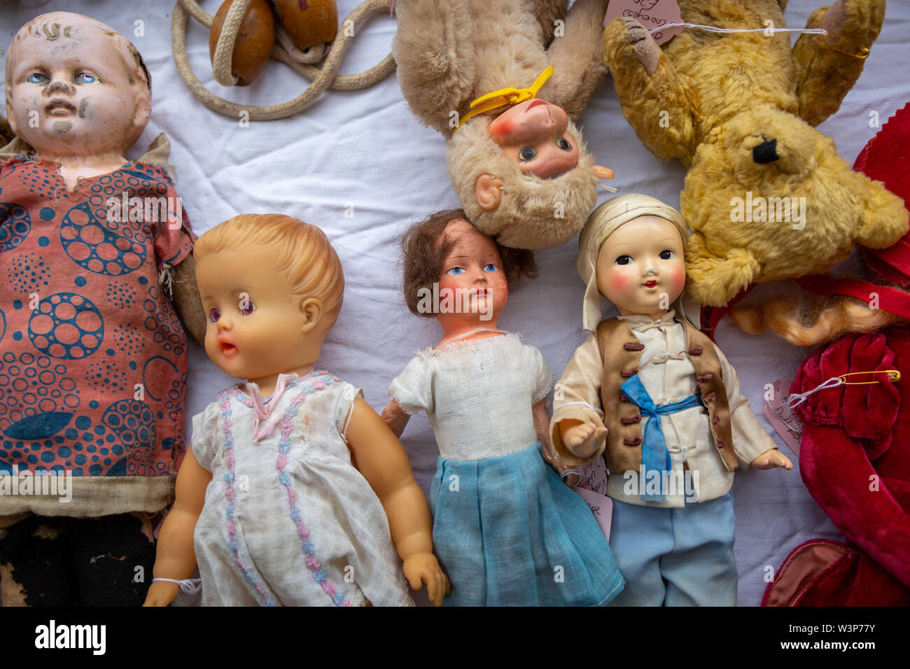 Altstadt von Vintage Kinder Puppen und Spielfiguren für den Verkauf im Vereinigten Königreich Stockfoto