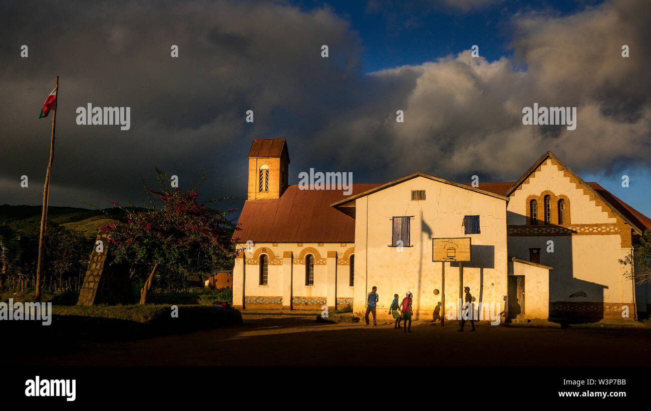 Kinder spielen basket-ball im Hof der Kirche, Hochland von Madagaskar Landschaft. Stockfoto