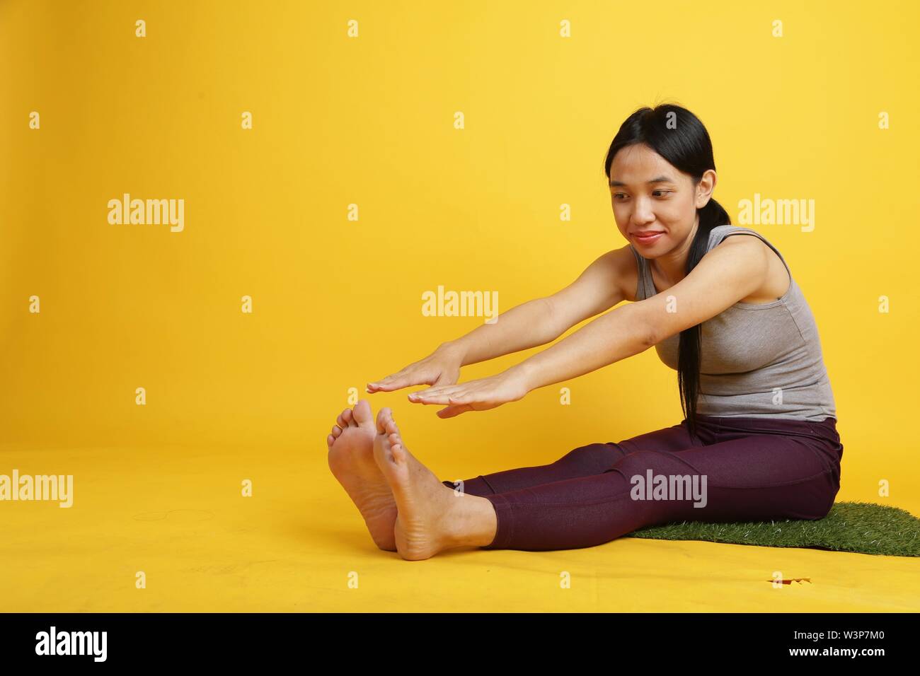 Schönheit toung Mix-race asiatische Frauen Yoga und Stretching Kampagne in kalten grauen und gelben Farbe Hintergrund Stockfoto