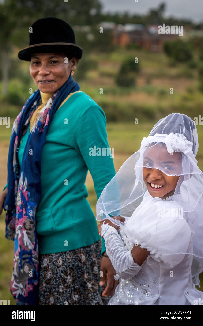 Dieses junge Mädchen war auf dem Weg zur Kirche ihre erste Kommunion zu feiern. Hochland von Madagaskar, zusammen eine schlechte Schiene, an einem Sonntag Morgen. Stockfoto