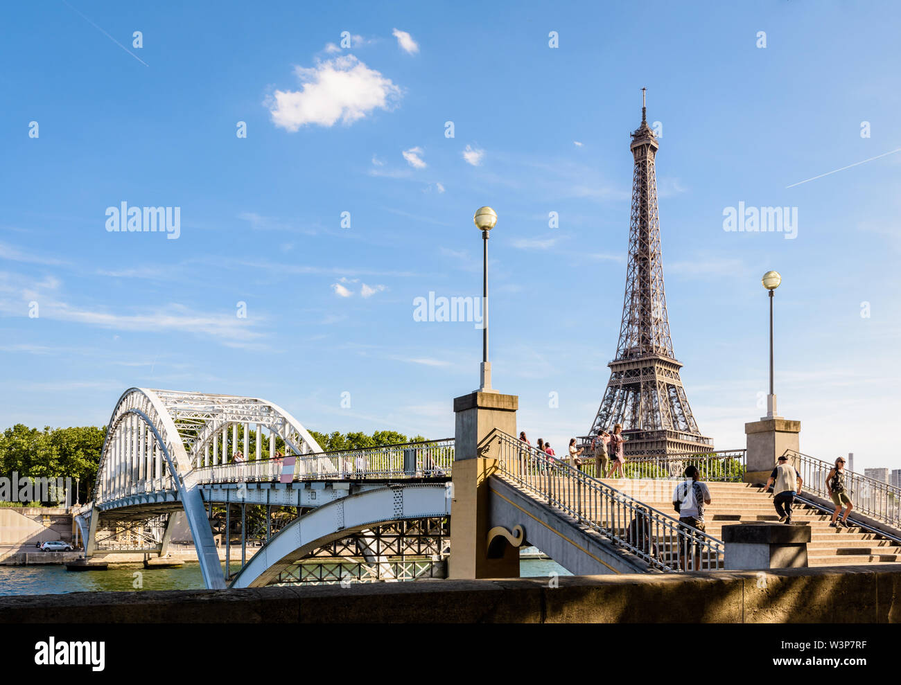 Die Debilly Fußgängerbrücke ist ein Fußgänger durch Bogen Brücke über den Fluss Seine, im Jahr 1900 nicht weit von der Eiffelturm in Paris, Frankreich. Stockfoto