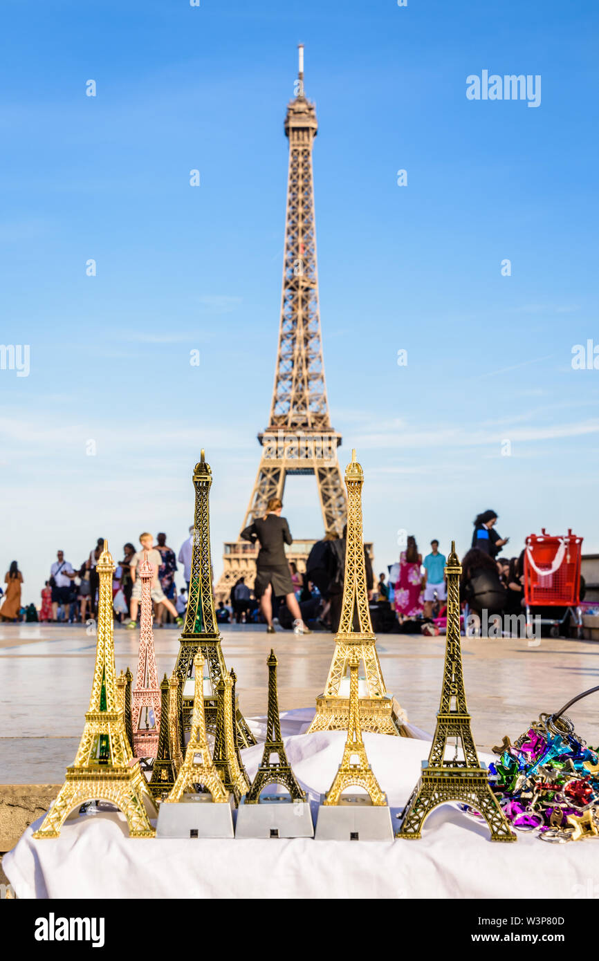 Der Eiffelturm in Paris, Frankreich, dargestellt mit Miniatur Eiffel Towers im Vordergrund, auf der Esplanade Trocadero von Straßenhändlern verkauft. Stockfoto