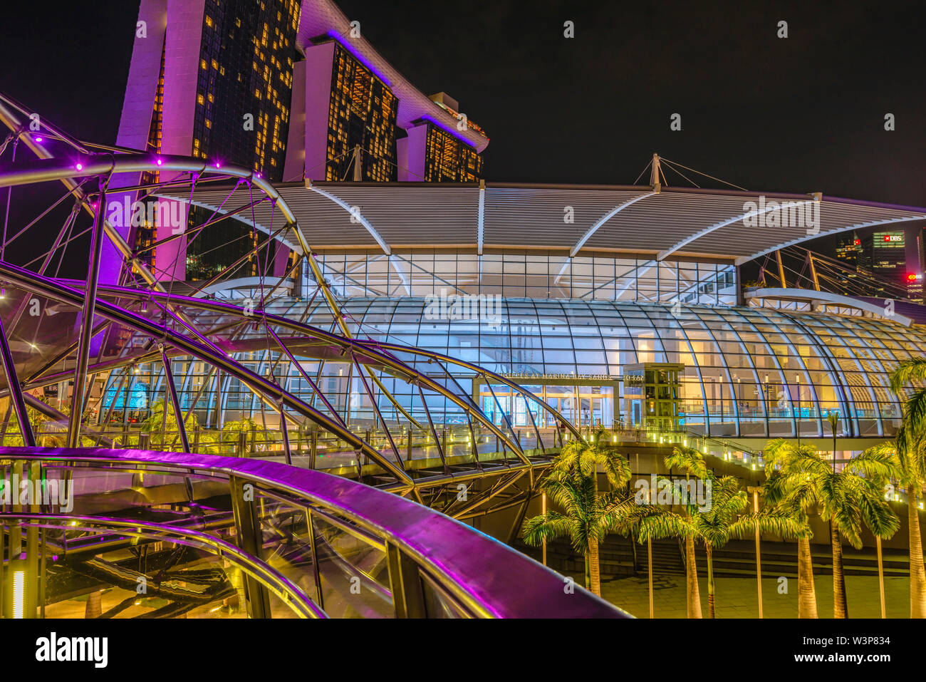 Außenansicht des Marina Bay Sands Shopping Centers bei Nacht, Singapur Stockfoto