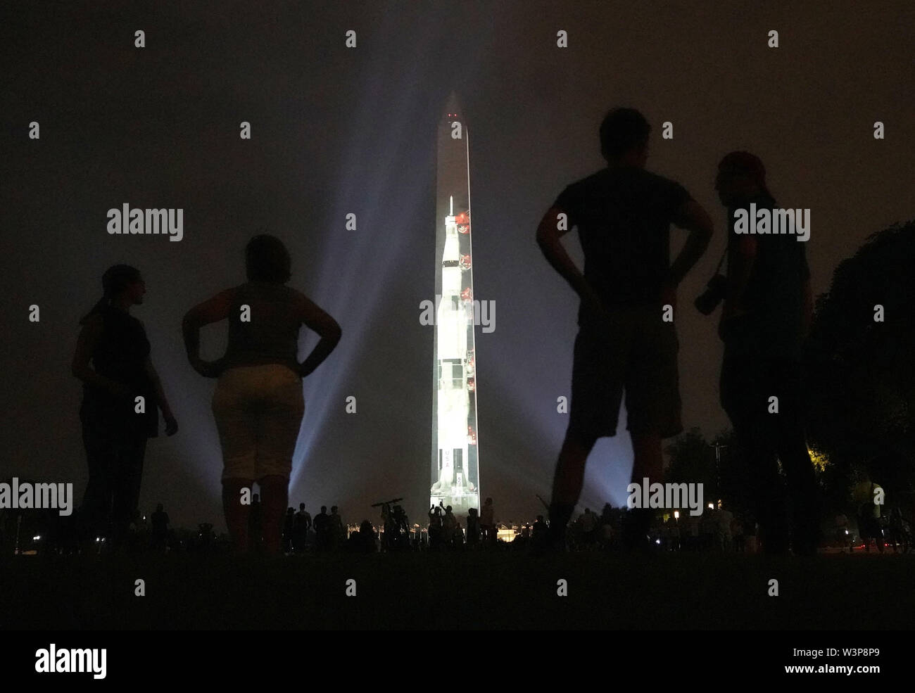 Washington, USA. 16. Juli, 2019. Ein Bild von einer Saturn V Rakete, die während der Apollo 11 Mondlandung Mission verwendet wurde, ist auf dem Washington Monument in Washington, DC, USA, 16. Juli 2019 projiziert. Die Projektion ist der 50. Jahrestag der Mondlandung von Apollo 11 zu feiern. Quelle: Liu Jie/Xinhua/Alamy leben Nachrichten Stockfoto