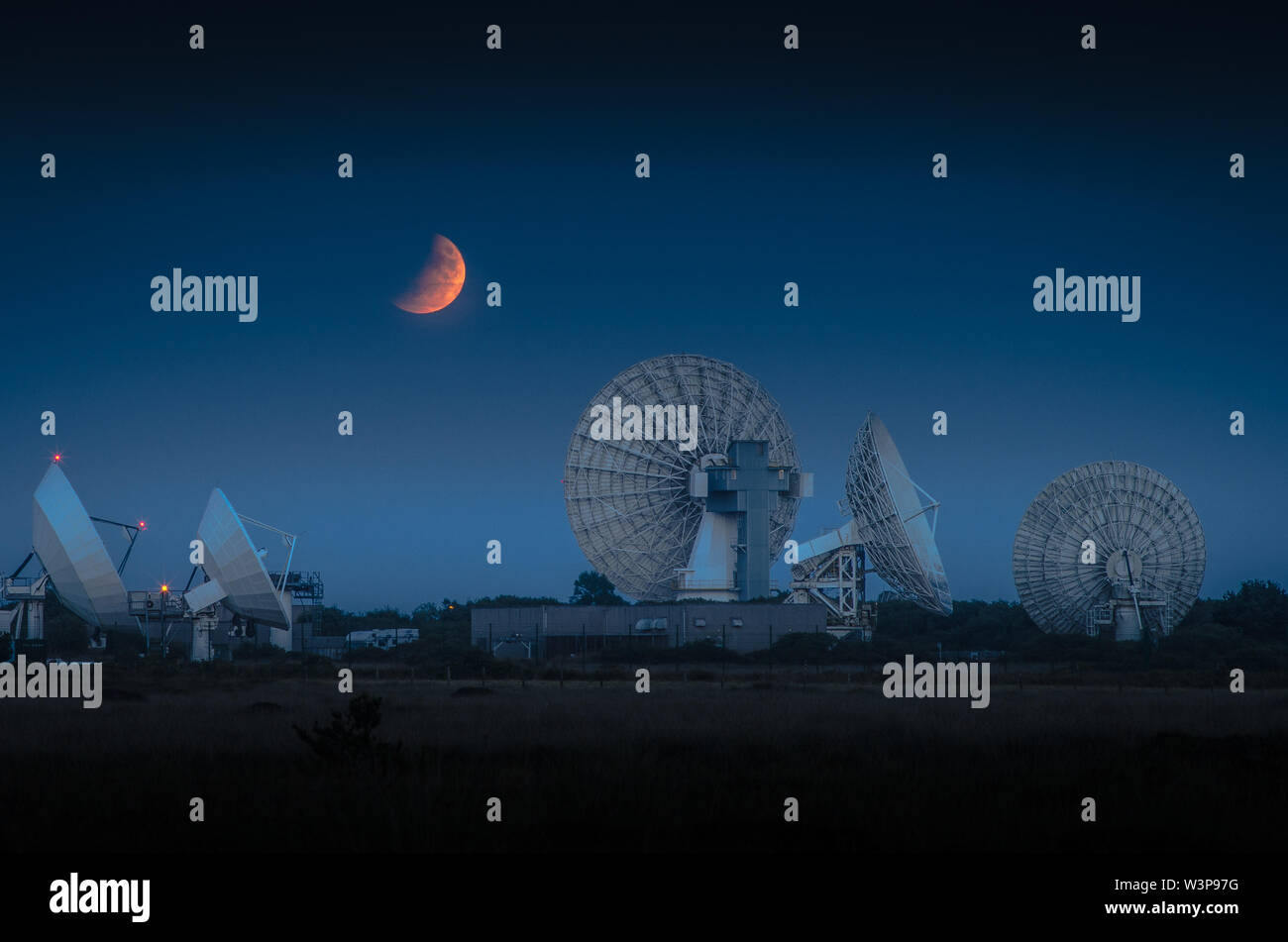 Mondfinsternis in Goonhilly Erde Sat-Station, die die Apollo 11 Mondlandung Bilder an das Vereinigte Königreich weitergeleitet. Bild 50 Jahre auf den Tag genommen. Stockfoto