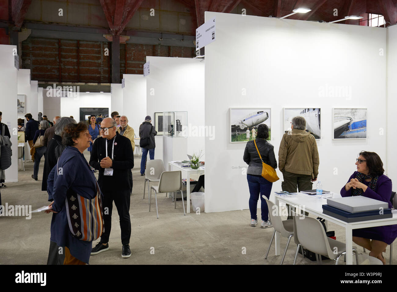TURIN, Italien - 4. Mai 2019: Die phair Fotografie art fair in Borsa Valori mit Besuchern in Turin, Italien. Stockfoto