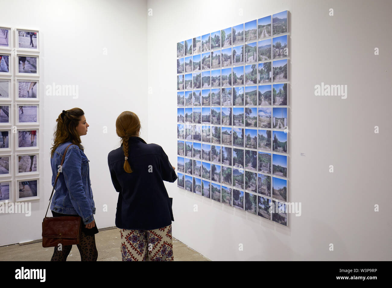 TURIN, Italien - 4. Mai 2019: Die phair Fotografie art fair in Borsa Valori mit Besuchern in Turin, Italien. Stockfoto