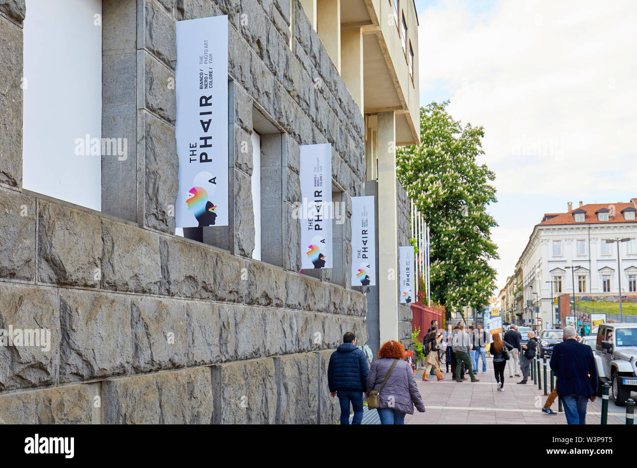 TURIN, Italien - 4. Mai 2019: Die phair Fotografie Kunst messe in Borsa Valori mit Besuchern in Turin, Italien. Stockfoto