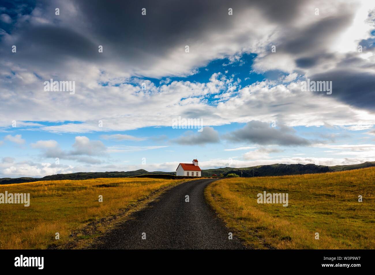 Kleine Kirche mit roten Dach in South Island, Island Stockfoto