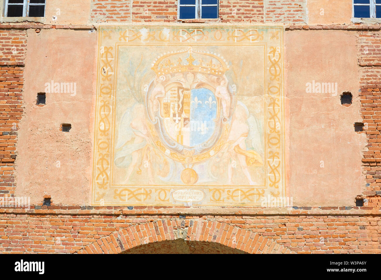 Vicoforte, Italien, 17. August 2016: Wallfahrtskirche von Vicoforte Kirche, Wappen der Freien auf seitlichen roten Ziegeln Fassade an einem sonnigen Sommertag im Piemont, Stockfoto