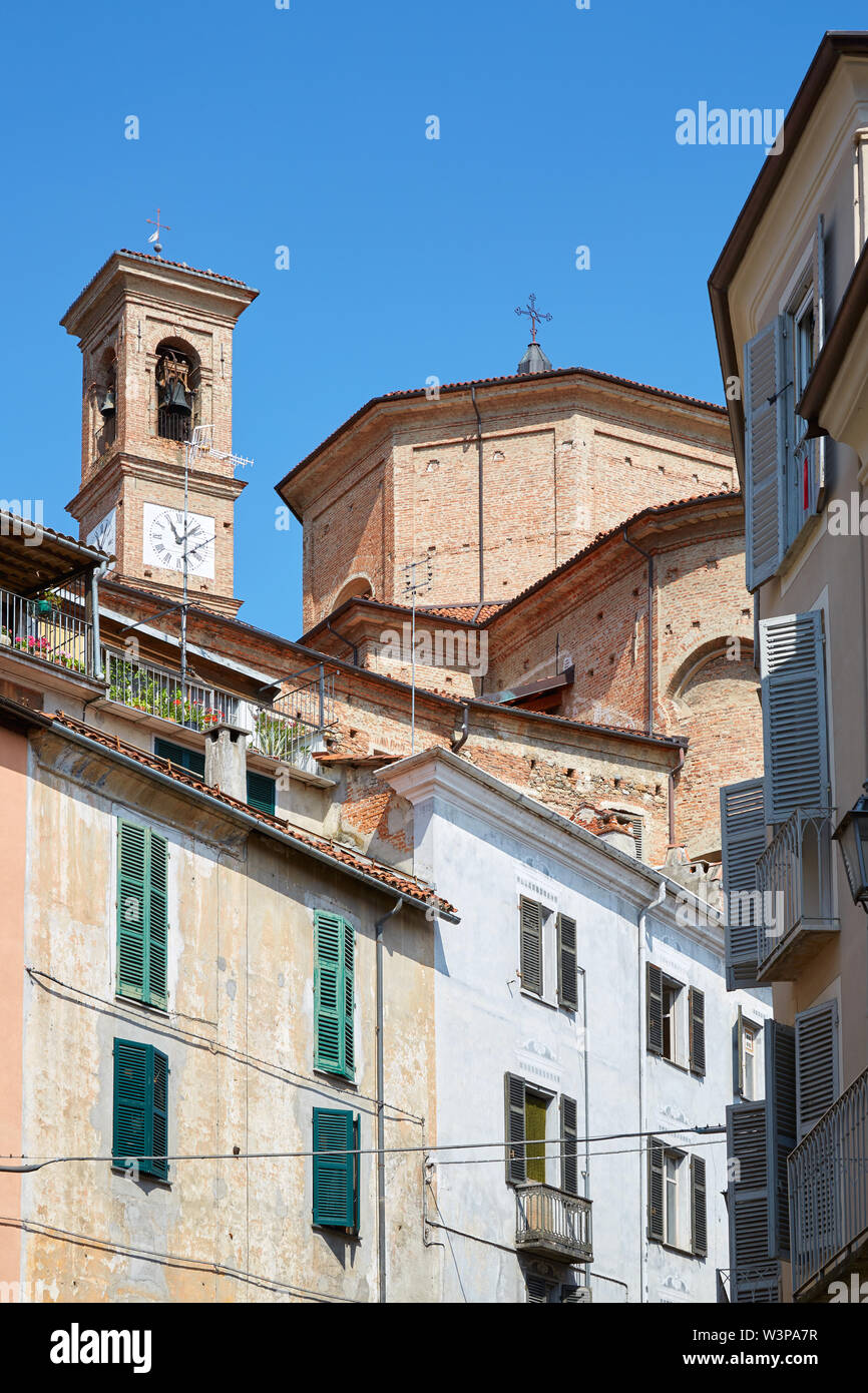 Misericordia Kirche zurück Teil in roten Ziegeln und alten Gebäuden mit Balkon in einem sonnigen Sommertag, blauer Himmel in Mondovi, Italien Stockfoto