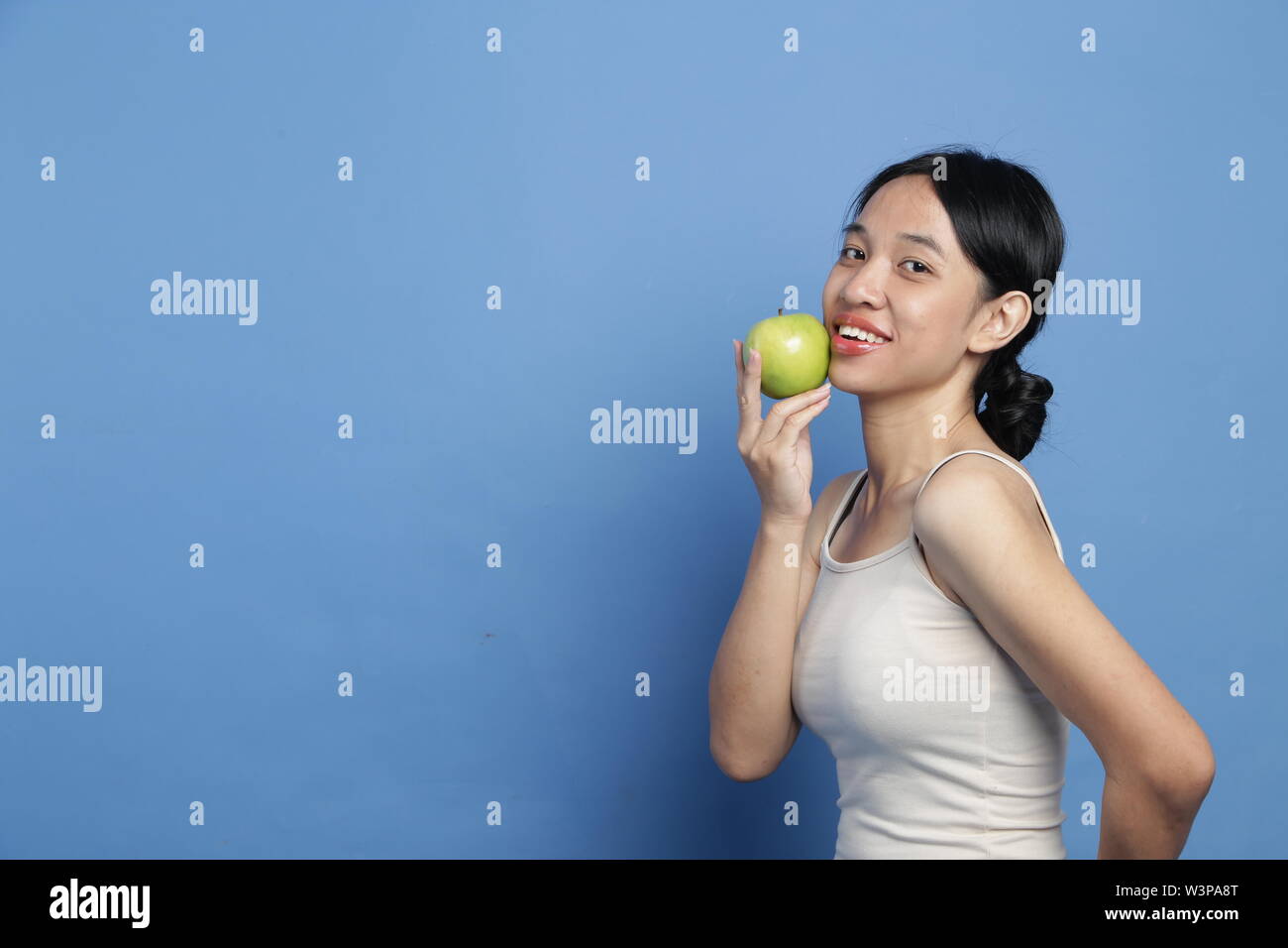 Schönheit junge Mix-race asiatische Frauen Obst halten als Hautpflege wesentlichen am grossen hellen Hintergrund Stockfoto