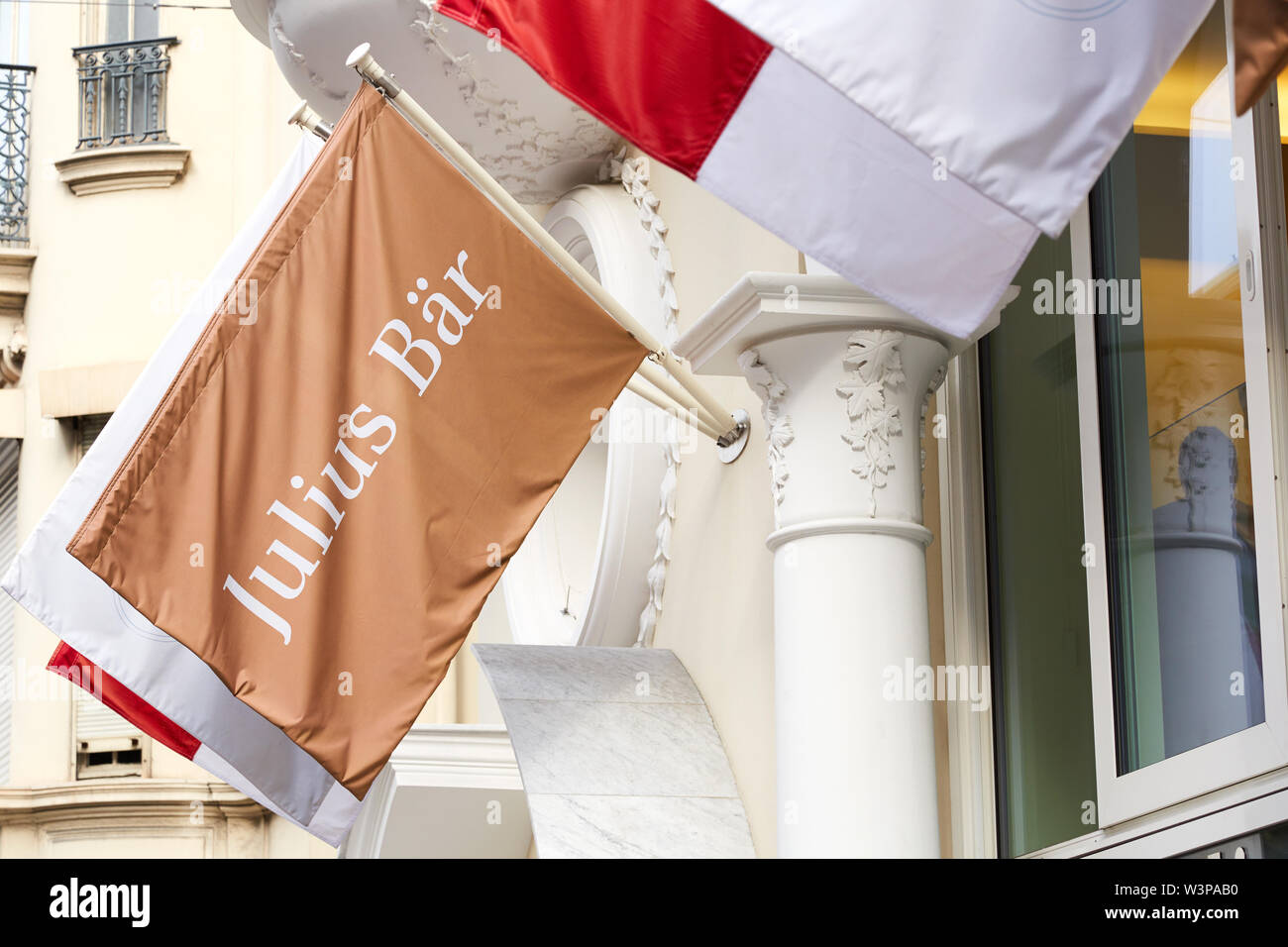 MONTE CARLO, MONACO - 19. AUGUST 2016: Julius Bar private Bank unterzeichnen Flagge an einem sonnigen Sommertag in Monte Carlo, Monaco. Stockfoto