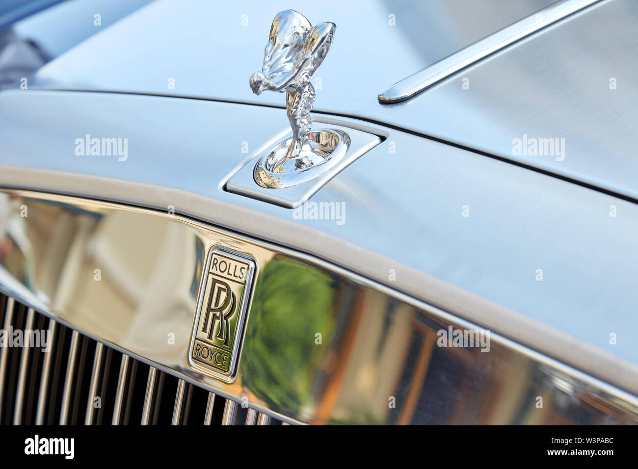 MONTE CARLO, MONACO - 19. AUGUST 2016: Rolls Royce grau Luxury Car Statue und Logo in einem Sommertag in Monte Carlo, Monaco. Stockfoto