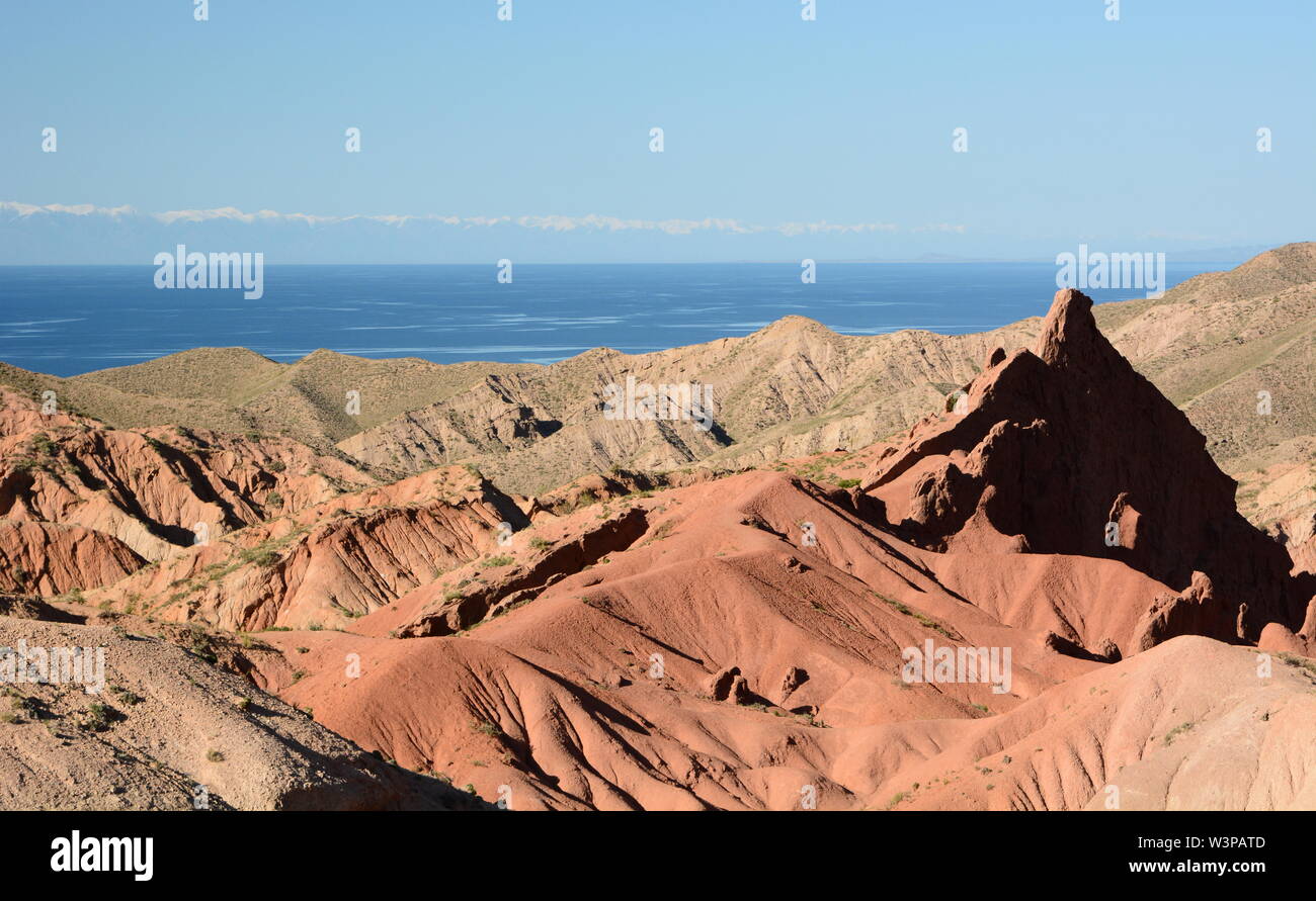 Issyk Kol See wie aus skaska Canyon gesehen. Kirgisistan Stockfoto