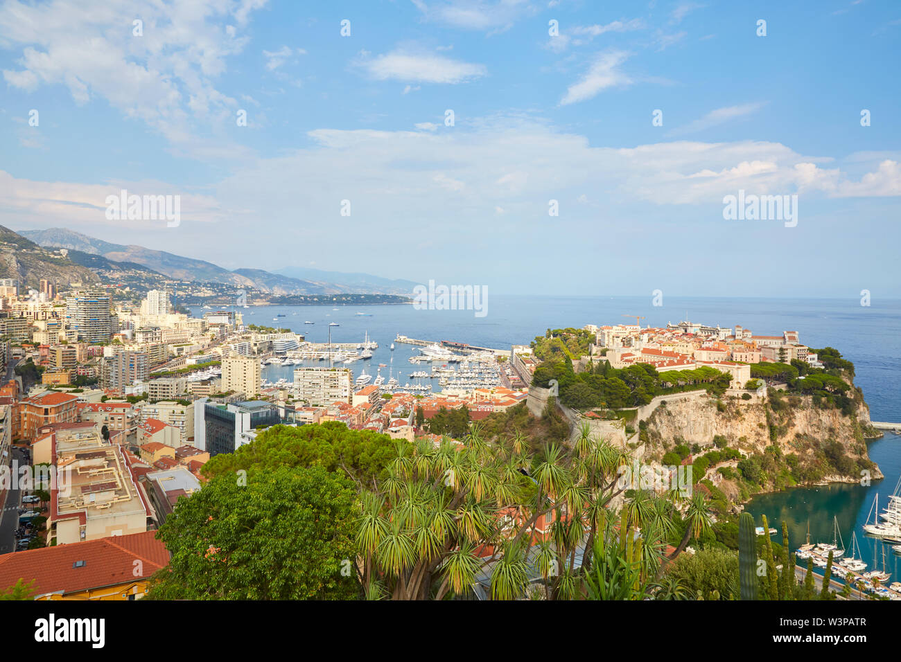MONTE CARLO, MONACO - 20. AUGUST 2016: Monte Carlo Stadt hohe Betrachtungswinkel und Küste an einem sonnigen Sommertag in Monte Carlo, Monaco. Stockfoto